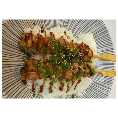 Brochetas de yakitori pollo